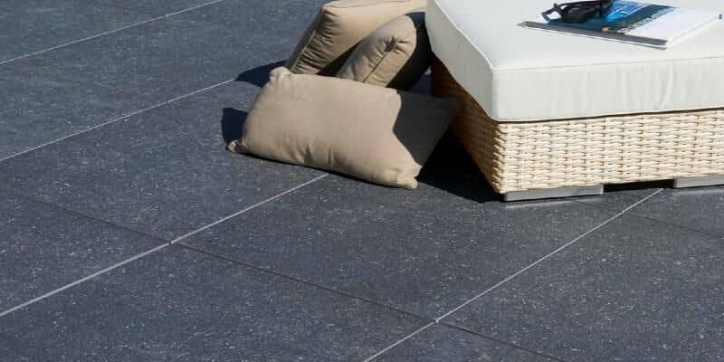 Afbeelding van Donkere keramische tuintegels: mooie voordelen!