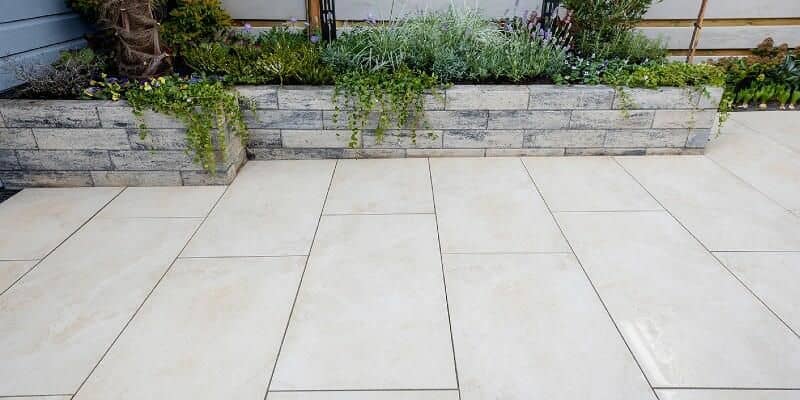 Afbeelding van Keramische tuintegels onderhouden met ons WS Products assortiment