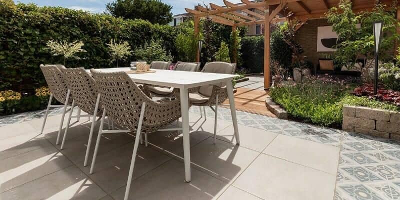 Afbeelding van Zandkleurige tuintegels: 5 mooie opties!