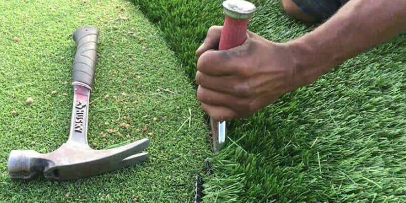 Afbeelding van Kunstgras op echt gras: niet doen!