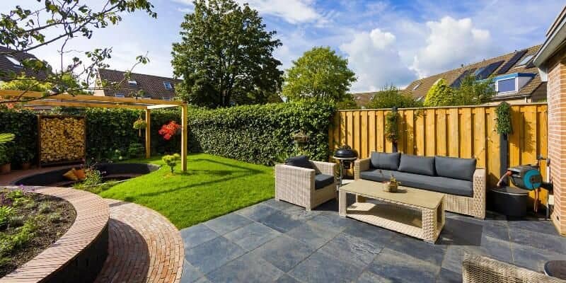 Afbeelding van Keramische tuintegels versus kunstgras: Welke past het beste in jouw tuin?
