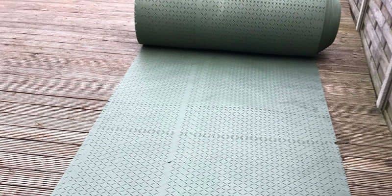 Afbeelding van Kunstgras op hout leggen: hoe doe je dat?